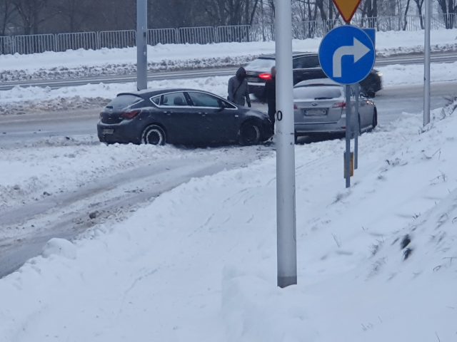 Po zderzeniu trzech pojazdów duże utrudnienia w ruchu na ul. Jana Pawła II (zdjęcia)