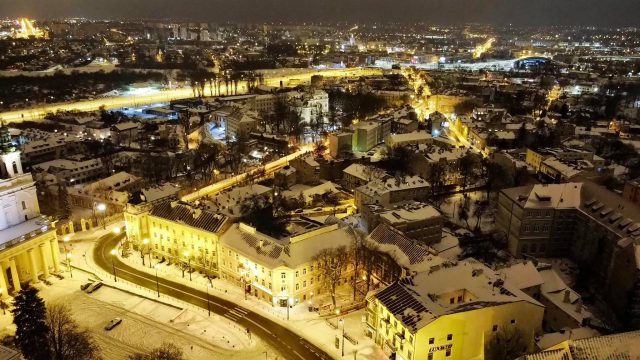 Lublin pod śniegiem. Zobacz nocne zdjęcia z drona