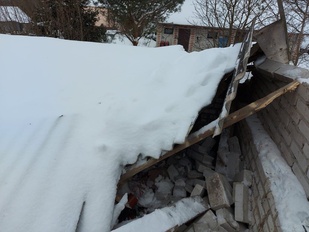 Pod naporem śniegu zawalił się dach na budynku gospodarczym (zdjęcia)