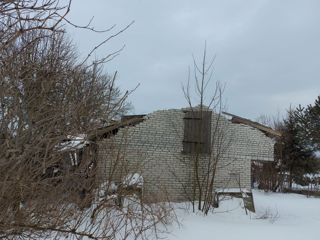 Pod naporem śniegu zawalił się dach na budynku gospodarczym (zdjęcia)