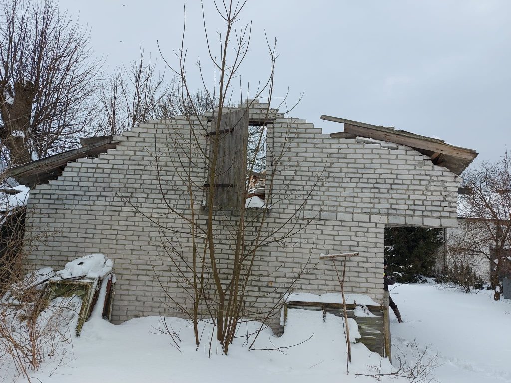 Pod naporem śniegu zawalił się dach na budynku gospodarczym (zdjęcia)