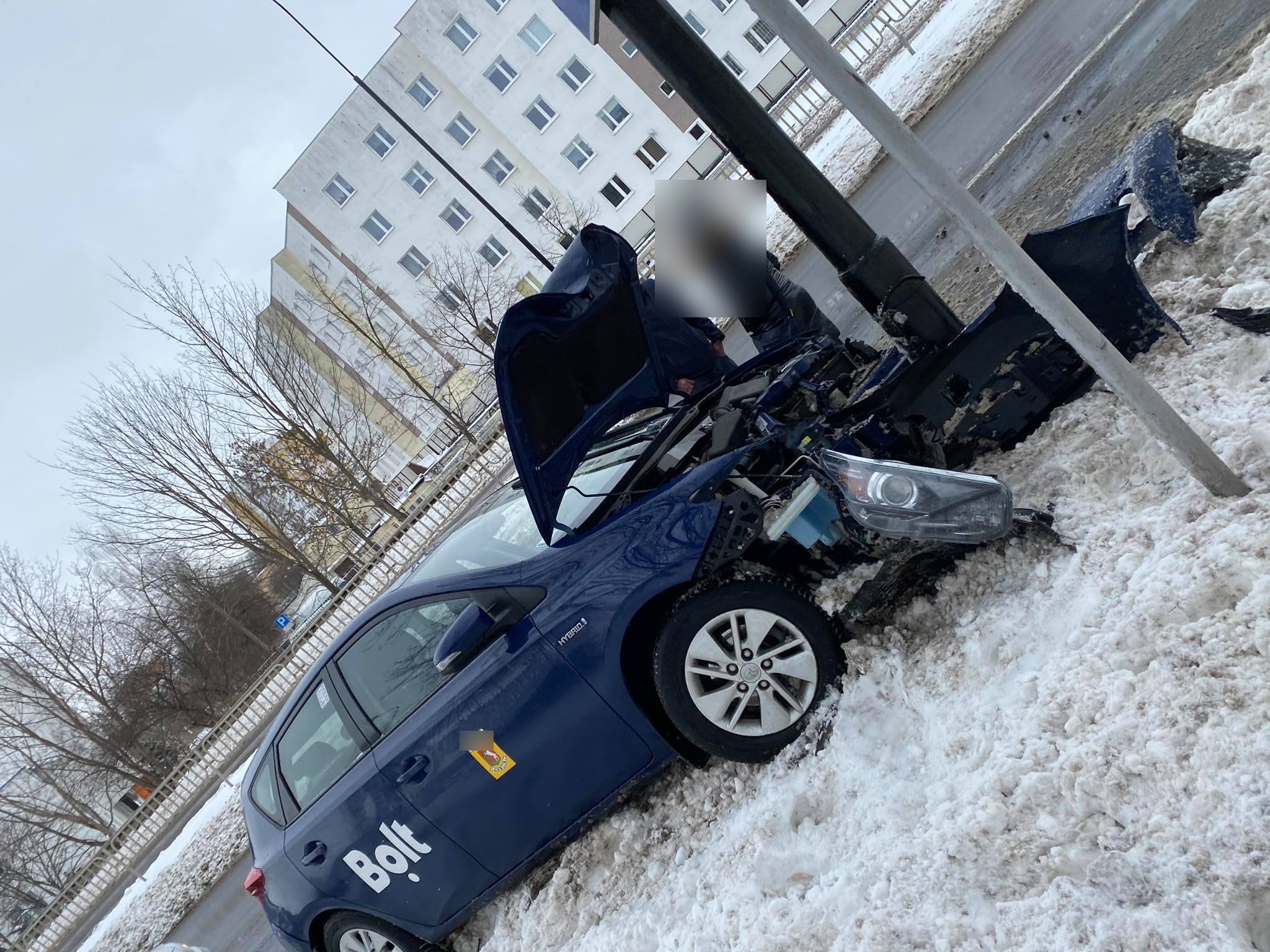Groźne zdarzenie drogowe w Lublinie. Jeden z pojazdów uderzył w słup (zdjęcia)