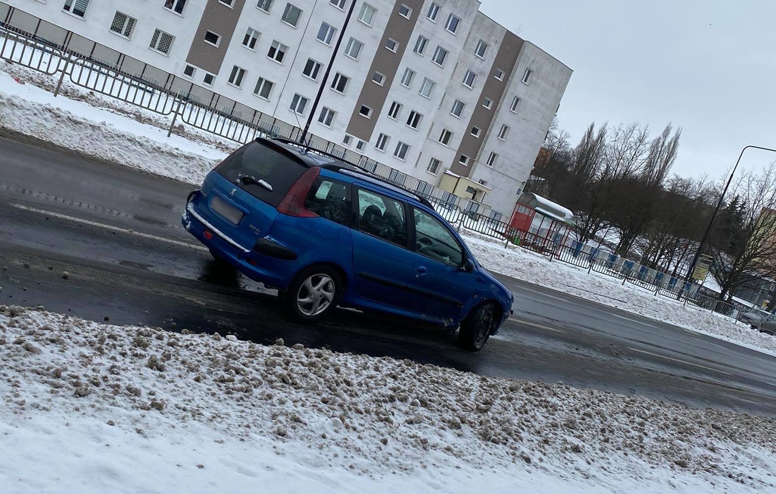 Groźne zdarzenie drogowe w Lublinie. Jeden z pojazdów uderzył w słup (zdjęcia)