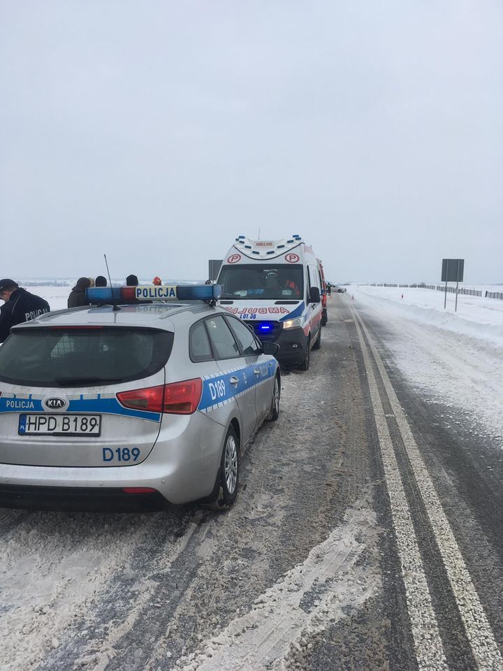 Zderzenie trzech pojazdów na drodze wojewódzkiej, dwie osoby poszkodowane (zdjęcia)