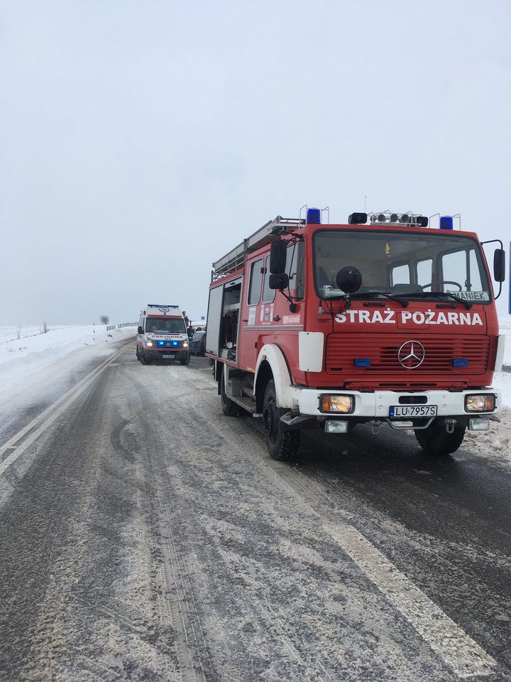 Zderzenie trzech pojazdów na drodze wojewódzkiej, dwie osoby poszkodowane (zdjęcia)