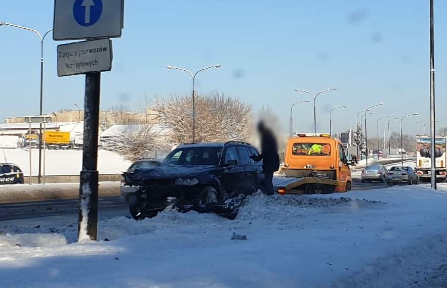 Groźne zdarzenie drogowe na al. Witosa. BMW wypadło z drogi (zdjęcia)