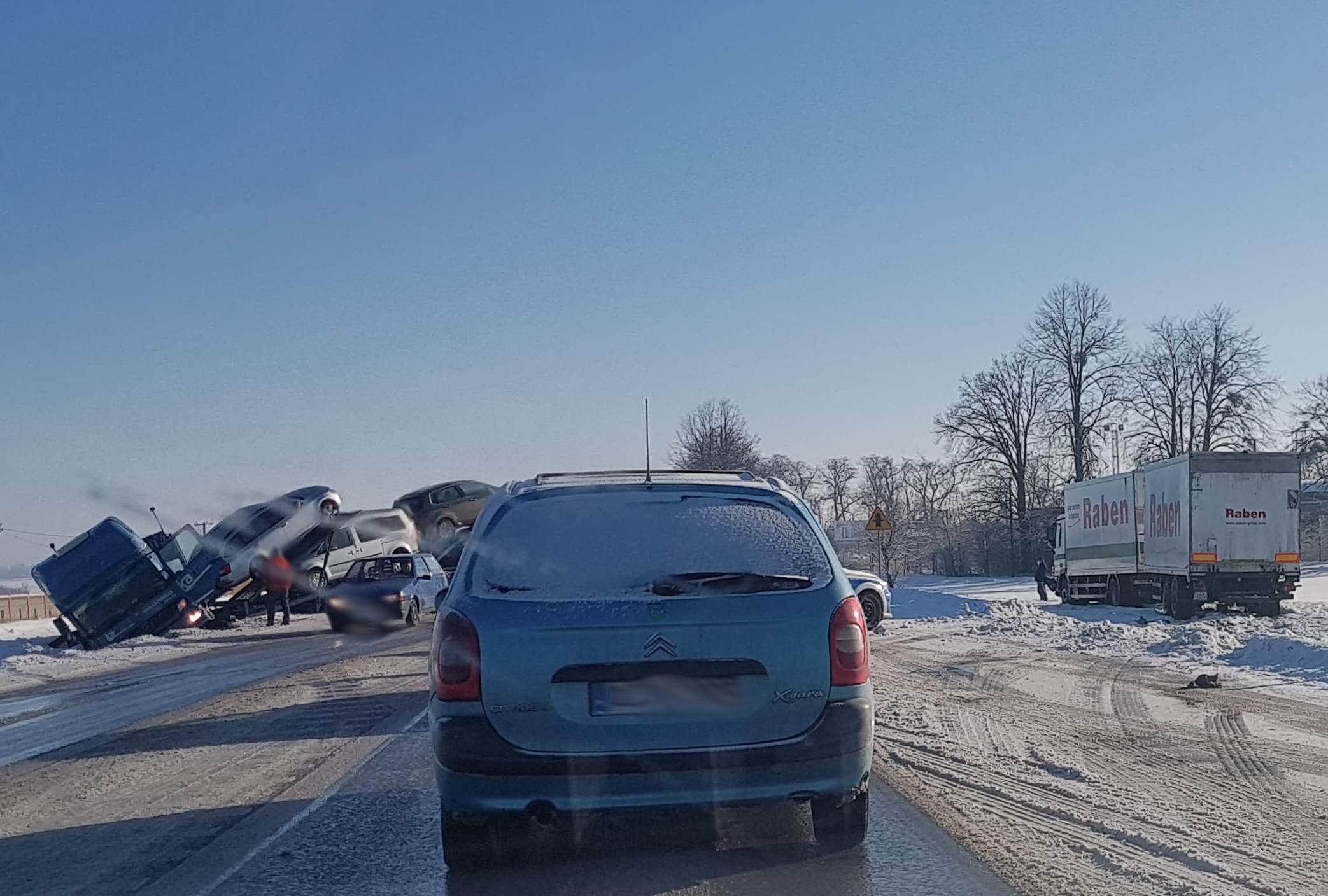 Duże utrudnienia w ruchu na trasie Lublin – Chełm. Pojazd ciężarowy przewożący auta wpadł do rowu (zdjęcia)