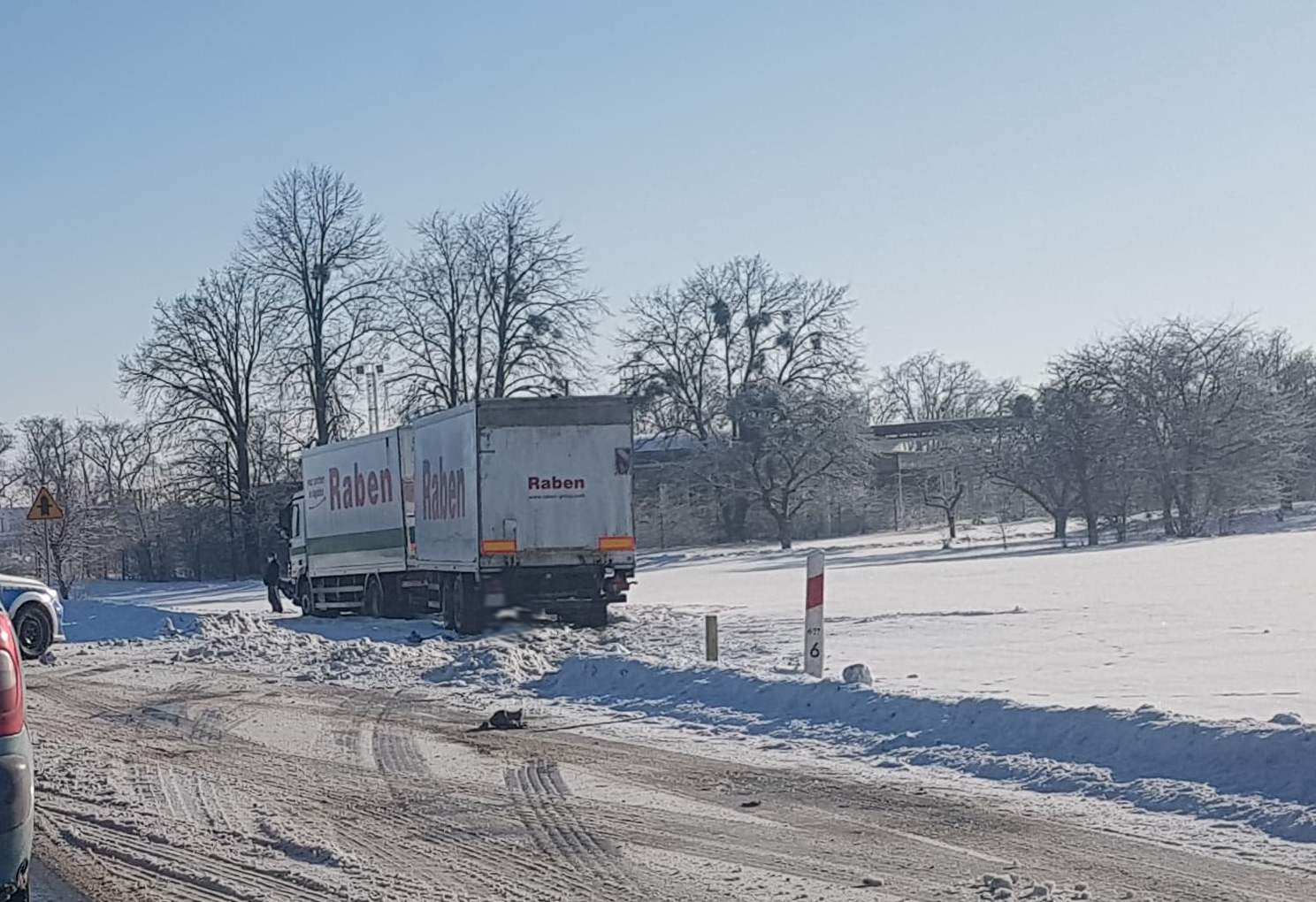 Duże utrudnienia w ruchu na trasie Lublin – Chełm. Pojazd ciężarowy przewożący auta wpadł do rowu (zdjęcia)