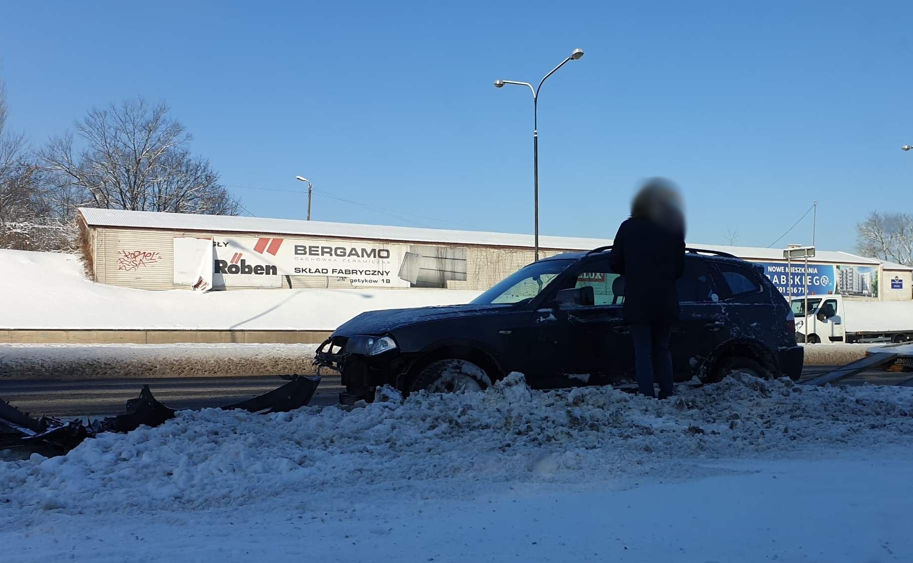 Groźne zdarzenie drogowe na al. Witosa. BMW wypadło z drogi (zdjęcia)