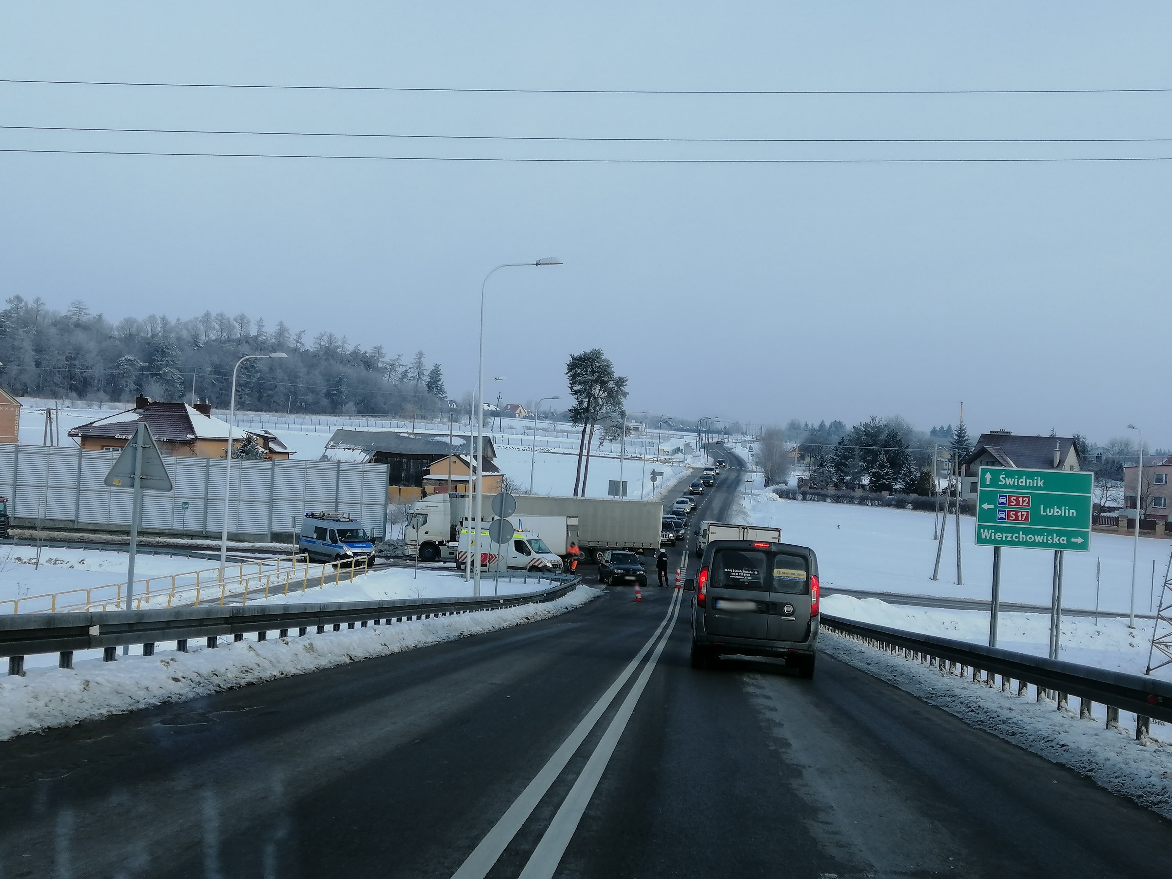 Zderzenie dwóch pojazdów w Świdniku, są utrudnienia w ruchu (zdjęcia)