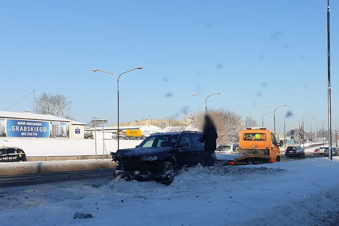 Groźne zdarzenie drogowe na al. Witosa. BMW wypadło z drogi (zdjęcia)