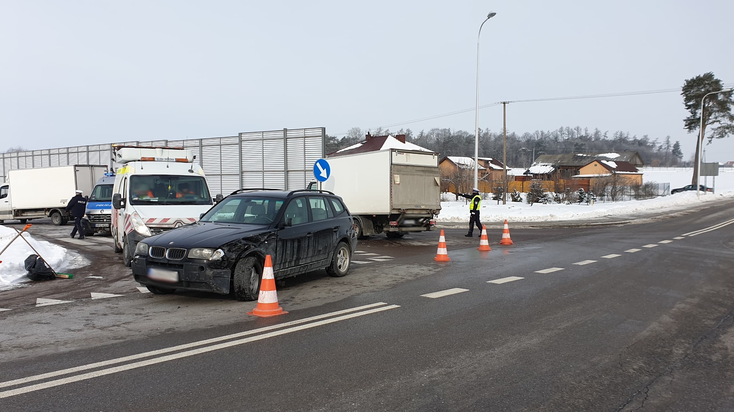 Zderzenie dwóch pojazdów w Świdniku, są utrudnienia w ruchu (zdjęcia)