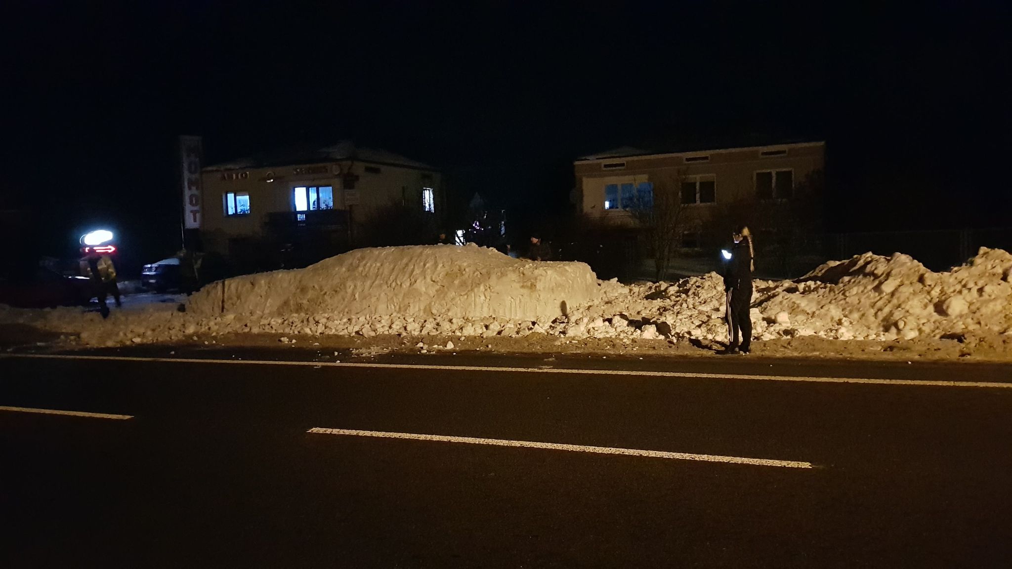Przed warsztatem samochodowym stanął pojazd ze śniegu (zdjęcia)