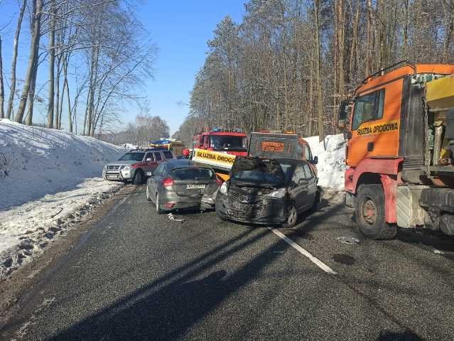 Zderzenie czterech pojazdów na drodze krajowej. Trwa akcja ratunkowa, trasa jest zablokowana (zdjęcia)