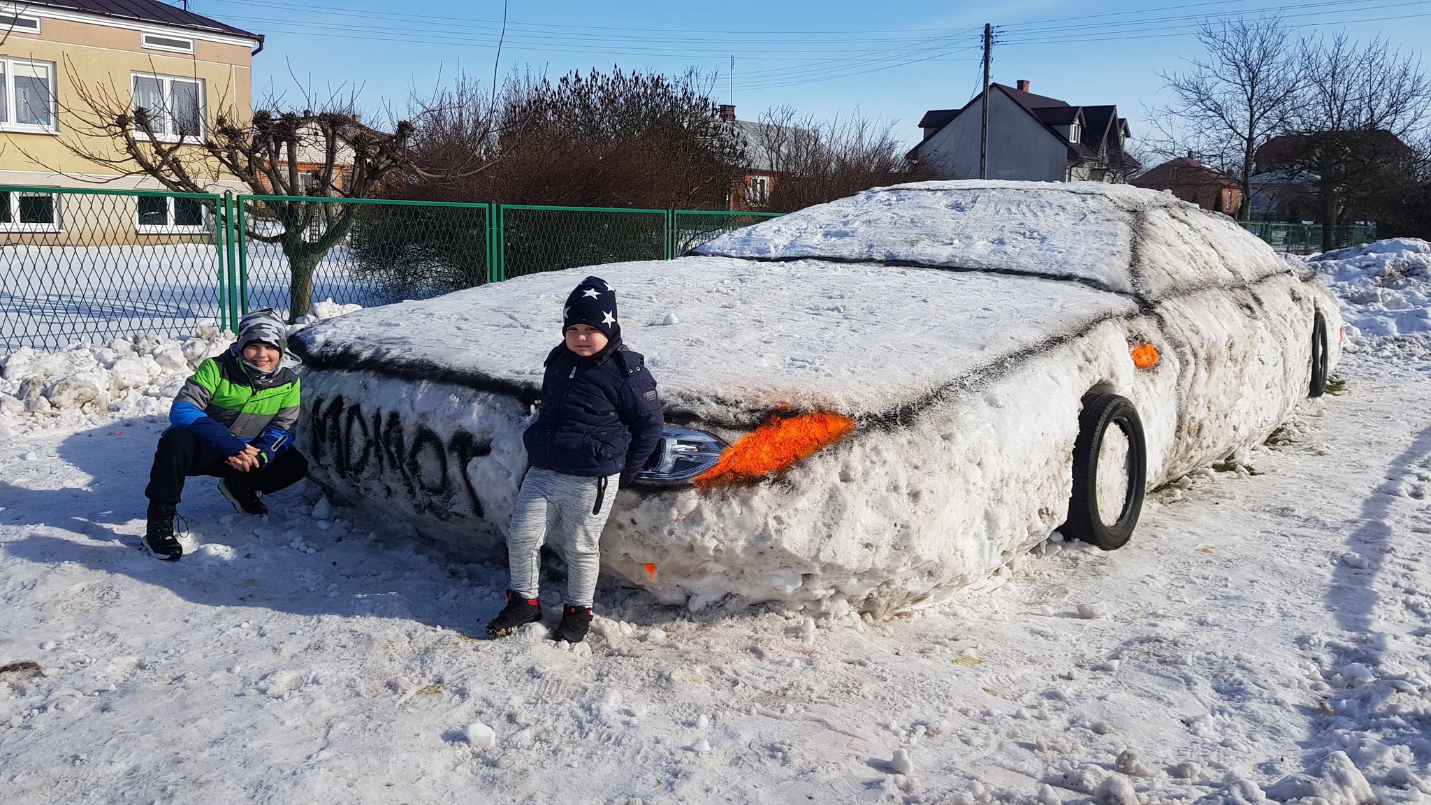 Przed warsztatem samochodowym stanął pojazd ze śniegu (zdjęcia)