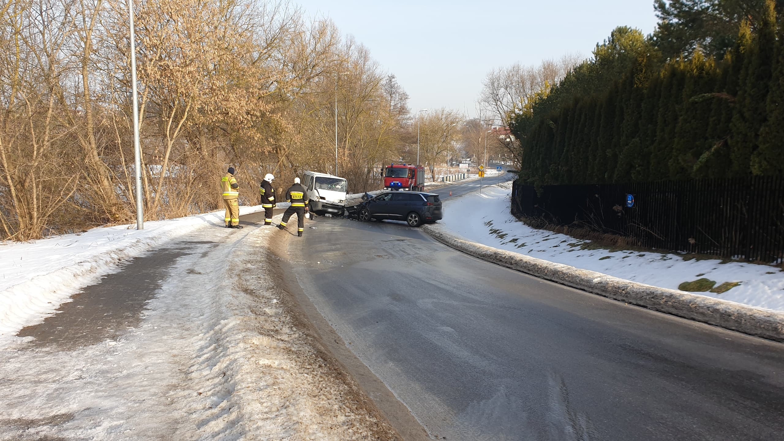 Zablokowana droga po czołowym zderzeniu dwóch pojazdów w Dąbrowicy (zdjęcia)