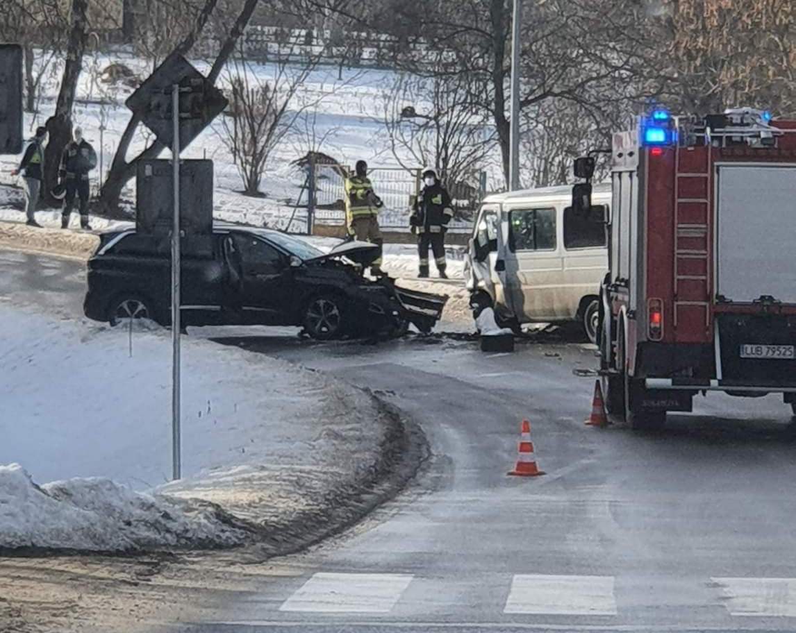 Zablokowana droga po czołowym zderzeniu dwóch pojazdów w Dąbrowicy (zdjęcia)