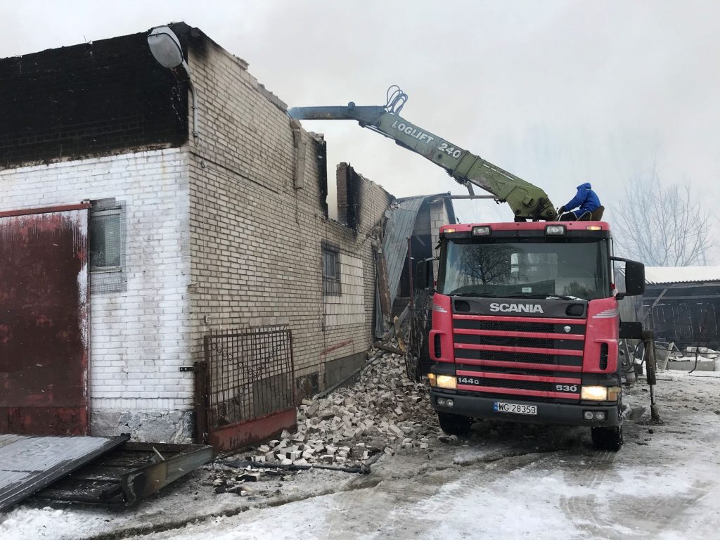 Około 300 tys. złotych strat po pożarze chlewni i stodoły. Akcja strażaków trwała ponad 10 godzin (zdjęcia)