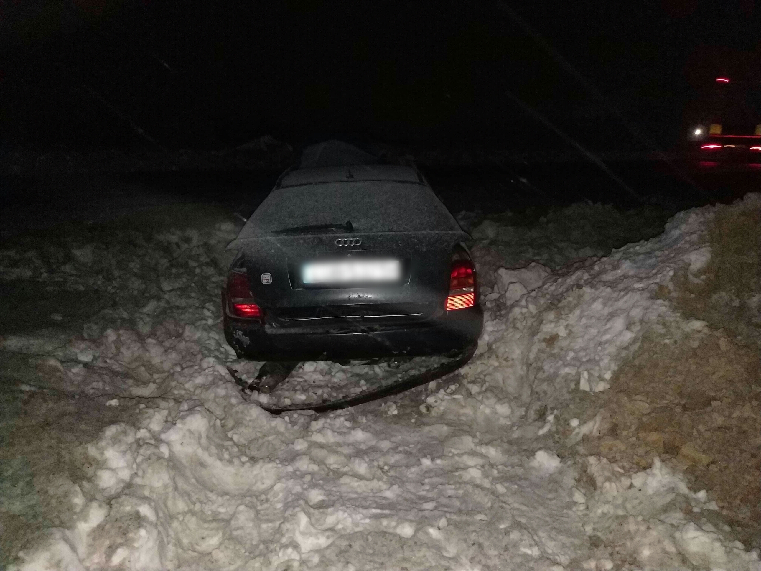 Pijany kierowca doprowadził do groźnego wypadku. Auto dostawcze przewróciło się na bok (zdjęcia)