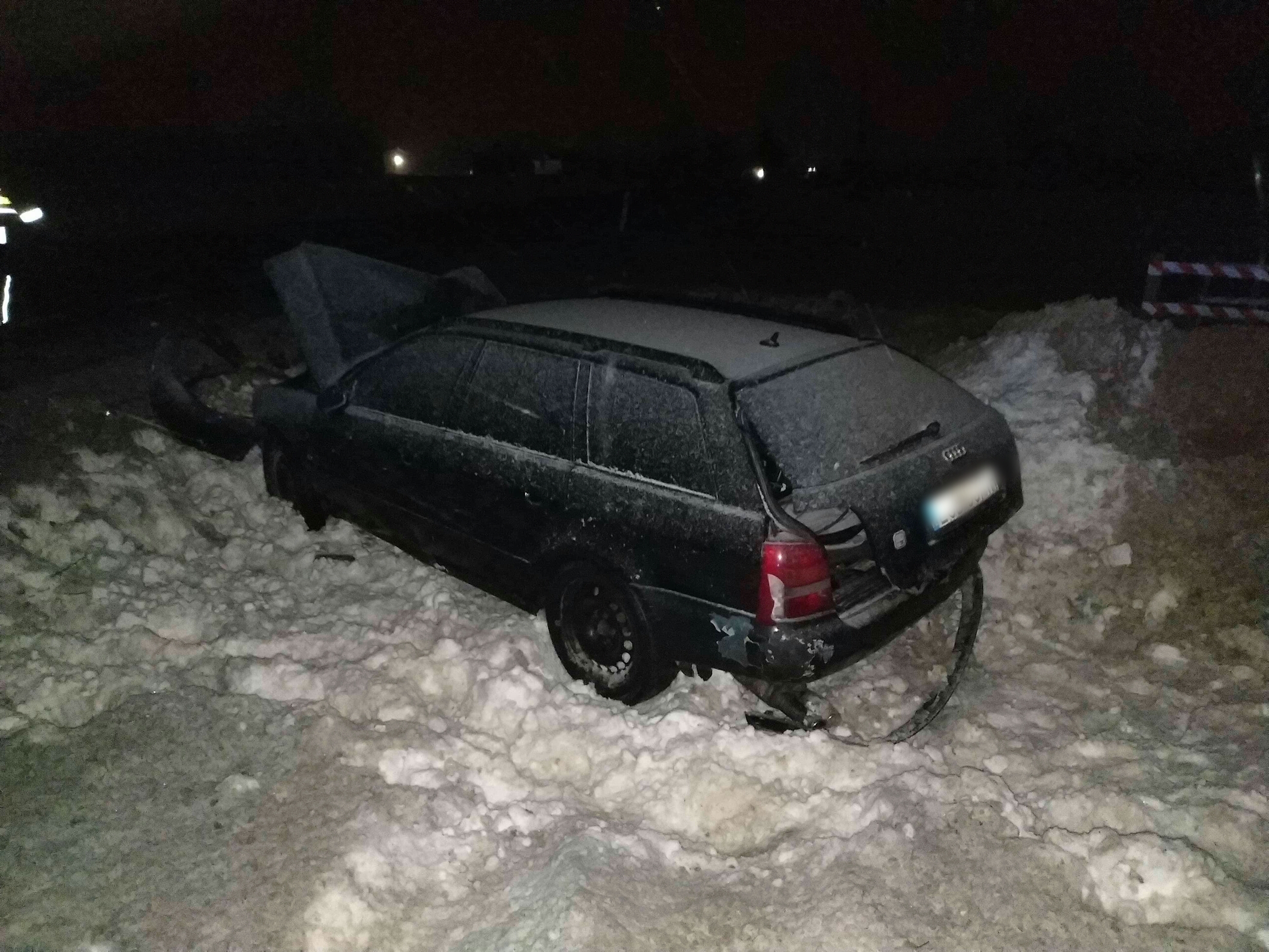 Pijany kierowca doprowadził do groźnego wypadku. Auto dostawcze przewróciło się na bok (zdjęcia)