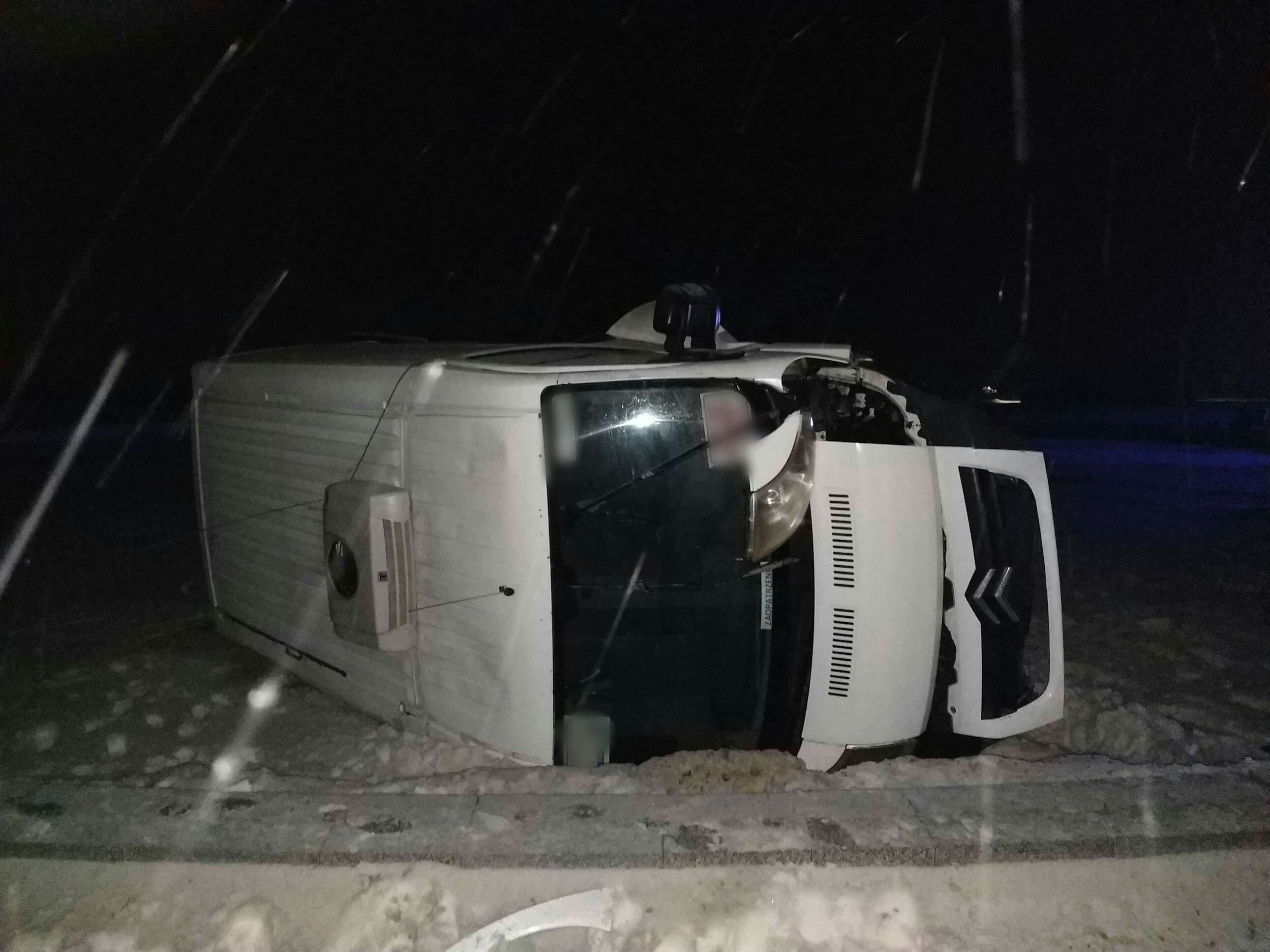 Pijany kierowca doprowadził do groźnego wypadku. Auto dostawcze przewróciło się na bok (zdjęcia)