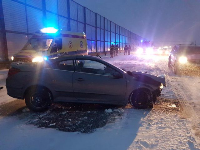 Zderzenie auta osobowego z piaskarką na obwodnicy Lublina (zdjęcia)