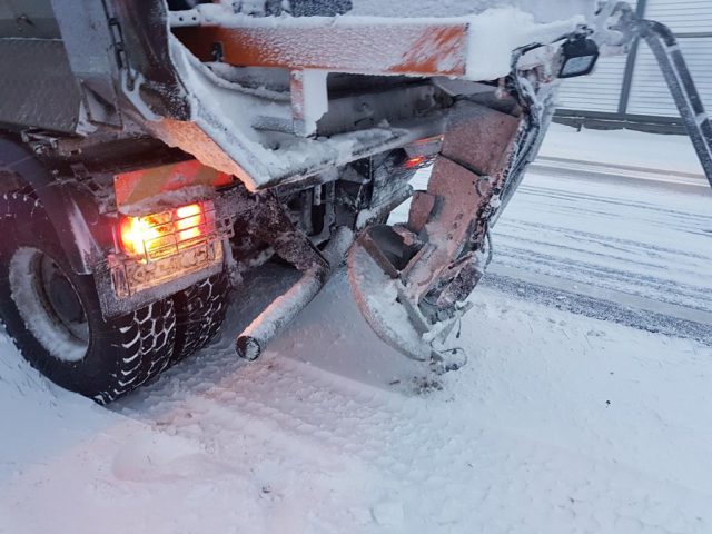 Zderzenie auta osobowego z piaskarką na obwodnicy Lublina (zdjęcia)