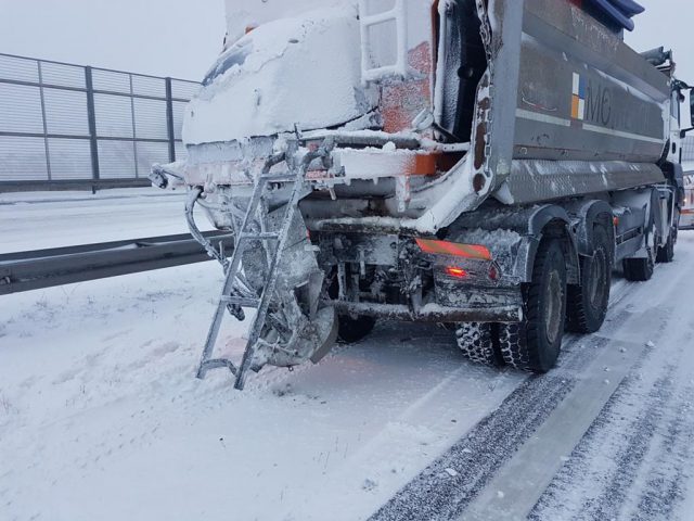Zderzenie auta osobowego z piaskarką na obwodnicy Lublina (zdjęcia)