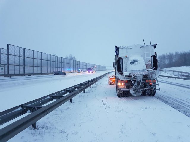 Zderzenie auta osobowego z piaskarką na obwodnicy Lublina (zdjęcia)
