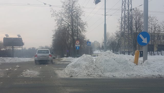 Sygnały od Czytelników: „Zepchnięty śnieg blokuje przejazd na skrzyżowaniu” (zdjęcia)