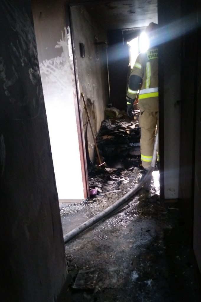W pożarze mieszkania zginął 44-letni mężczyzna (zdjęcia)