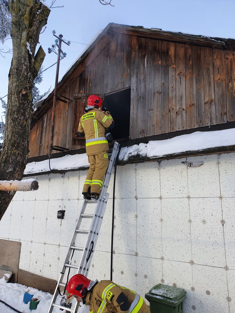 Pięć zastępów straży pożarnej gasiło pożar budynku mieszkalnego (zdjęcia)