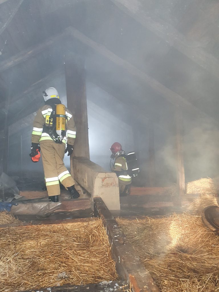 Pięć zastępów straży pożarnej gasiło pożar budynku mieszkalnego (zdjęcia)