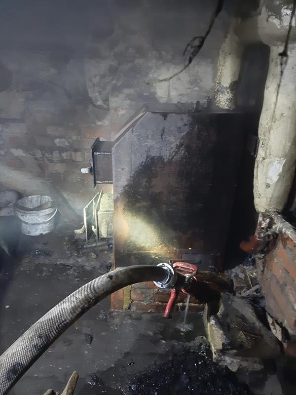 Pożar kotłowni w budynku mieszkalnym. Interweniowali strażacy (zdjęcia)