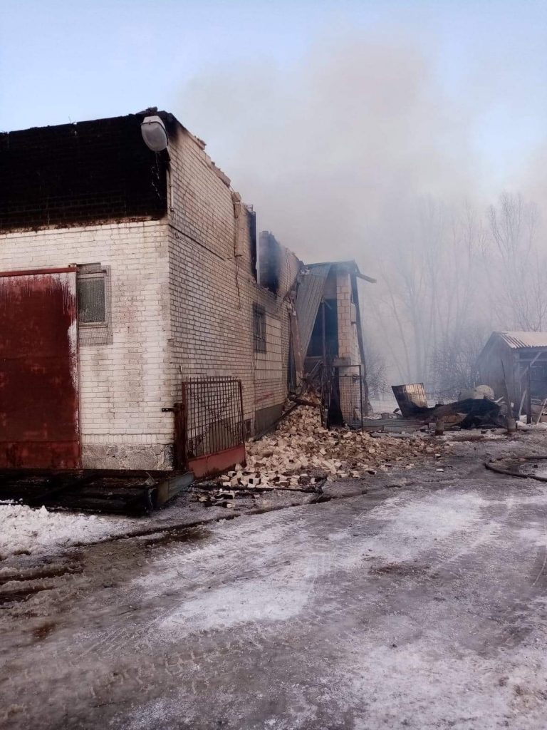 Około 300 tys. złotych strat po pożarze chlewni i stodoły. Akcja strażaków trwała ponad 10 godzin (zdjęcia)