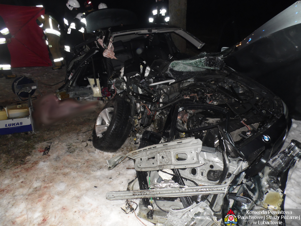 BMW kierowane przez 18-latka uderzyło w ciągnik rolniczy. W wypadku zginął 26-latek (zdjęcia)