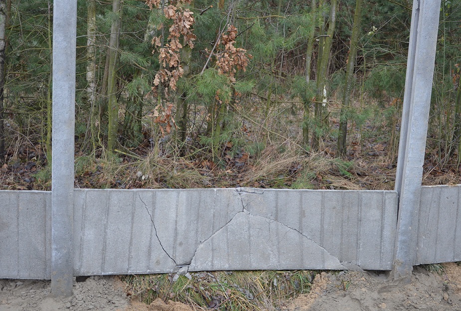Zniszczyli betonowe ogrodzenie…”dla zabawy” (zdjęcia)