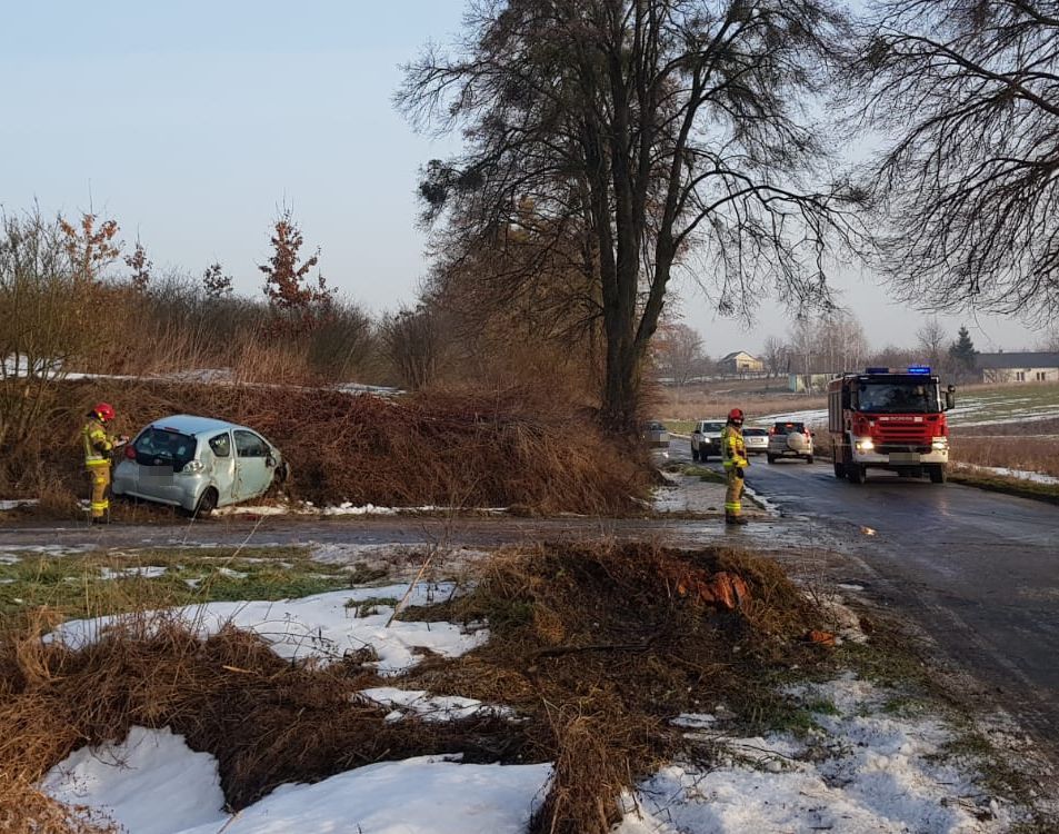 Na łuku drogi wpadła w poślizg. Toyota uderzyła w pień drzewa i po chwili dachowała (zdjęcia)