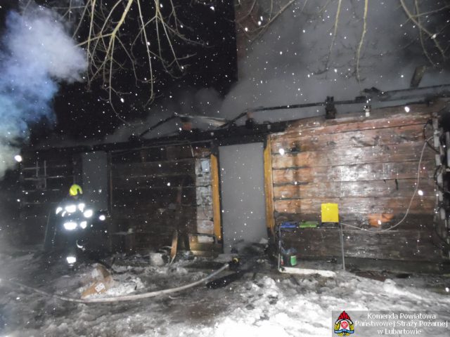 Strażacy walczyli z pożarem budynku mieszkalnego. Akcja gaśnicza trwała niemal 3 godziny (zdjęcia)