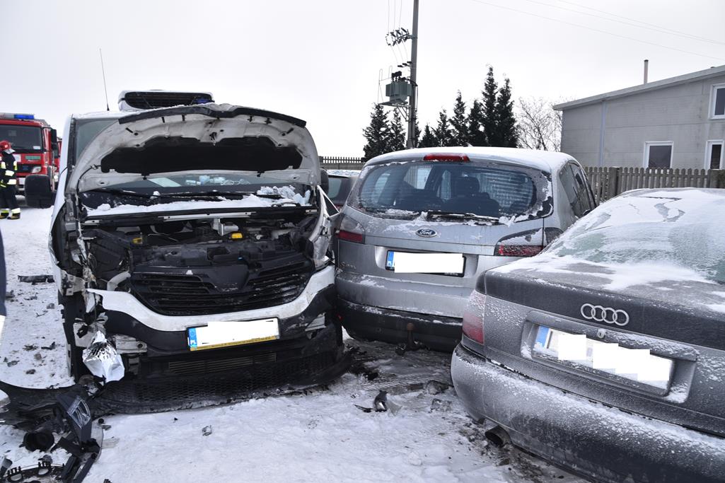 Jedno zdarzenie drogowe, pięć uszkodzonych pojazdów (zdjęcia)