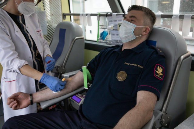 Ponad 100 funkcjonariuszy Straży Ochrony Kolei oddało osocze ozdrowieńców oraz krew (zdjęcia)