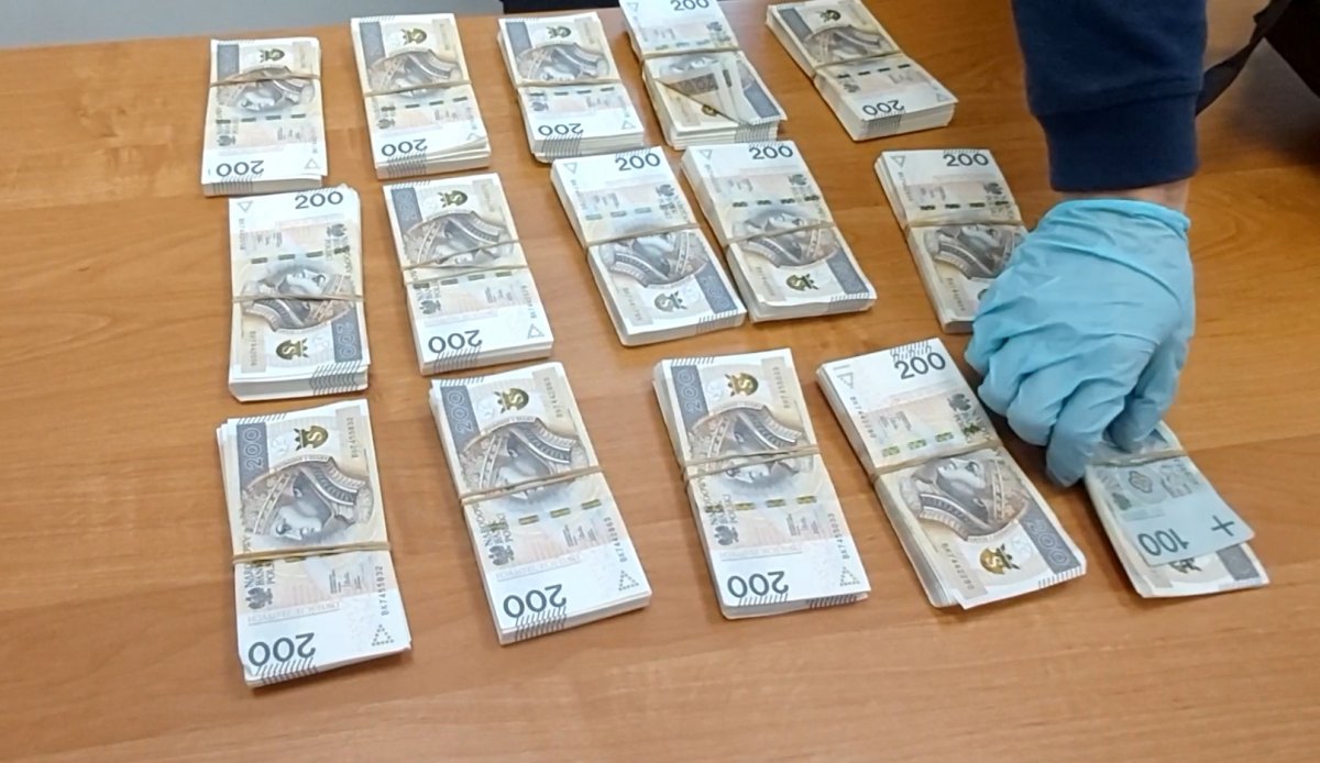 Fałszywi policjanci zostali zatrzymani. Odzyskano niemal pół miliona złotych (wideo, zdjęcia)