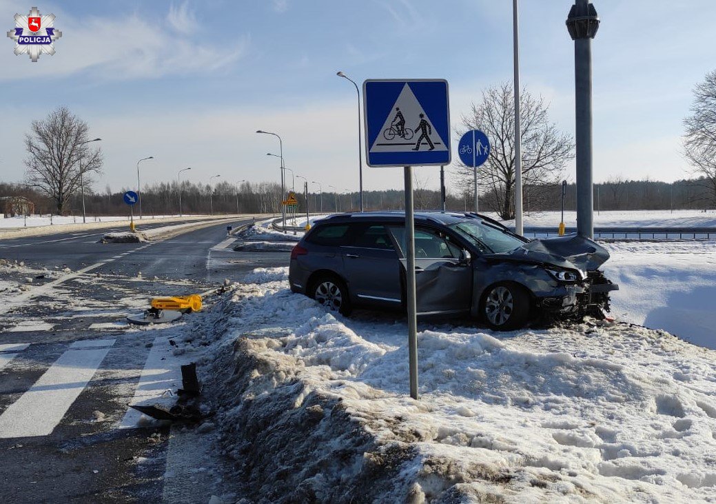 Zignorował znak „Stop”, na skrzyżowaniu doszło do zderzenia dwóch pojazdów. Pięć osób trafiło do szpitala (zdjęcia)