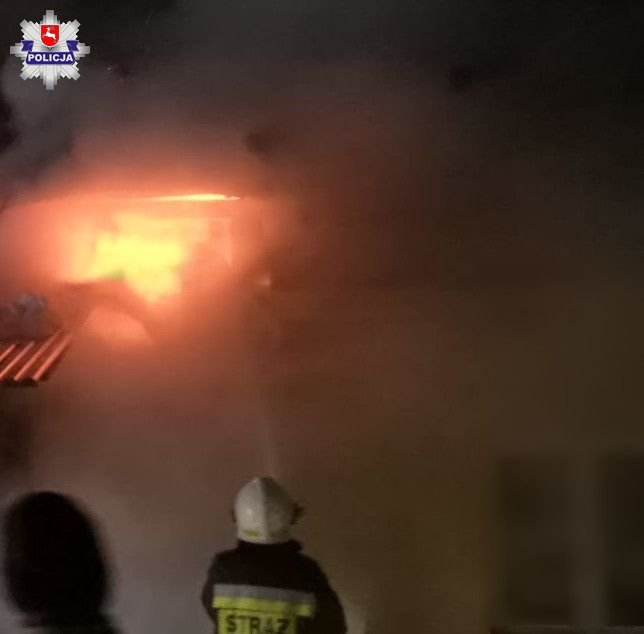 Sąsiadka zauważyła pożar i powiadomiła służby ratunkowe. Mieszkańcy nie byli świadomi zagrożenia (zdjęcia)