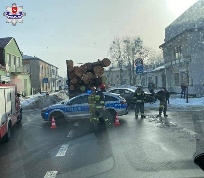 Nie ustąpiła pierwszeństwa i zderzyła się z ciężarówką. 28-latka trafiła do szpitala (zdjęcia)