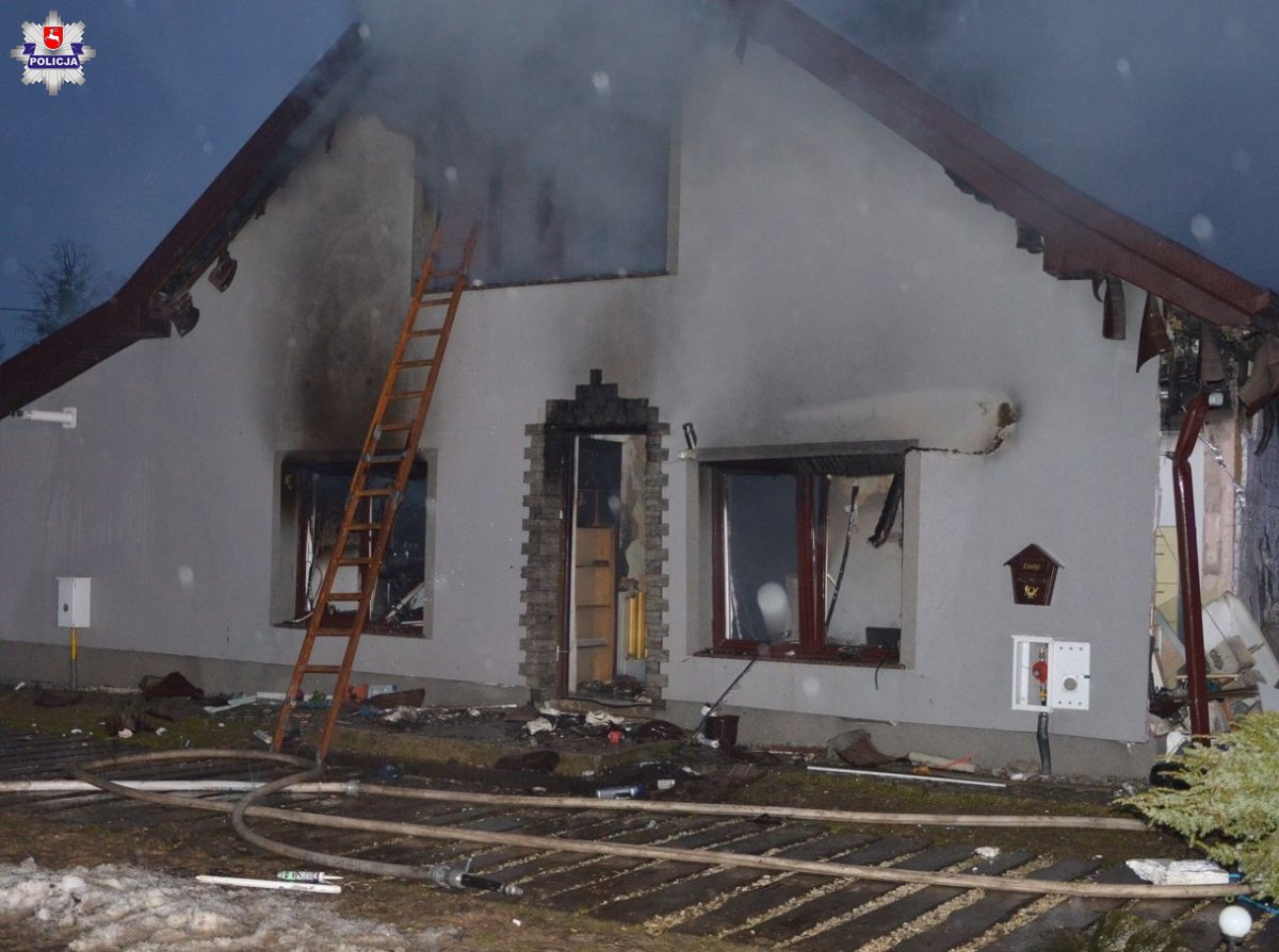 Wybuch gazu w domu jednorodzinnym. Trzy osoby, w tym dwoje dzieci, z poważnymi obrażeniami w szpitalu (zdjęcia)