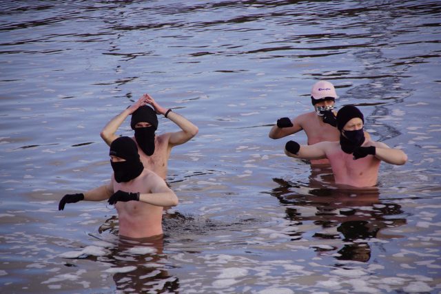 Morsowanie tylko w maseczkach. Kąpiące się w Bystrzycy osoby odwiedzili policjanci (zdjęcia)