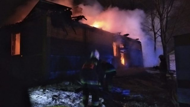 Drewniany dom stanął w płomieniach. Strażacy walczyli z ogniem trzy godziny (zdjęcia)
