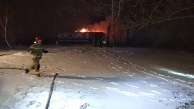 Drewniany dom stanął w płomieniach. Strażacy walczyli z ogniem trzy godziny (zdjęcia)
