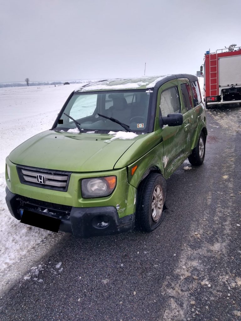 Zderzenie trzech pojazdów na drodze wojewódzkiej, dwie osoby poszkodowane (zdjęcia)